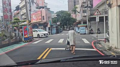 獨家/樹林千歲街塞爆!回收者推車佔道 居民嘆:催不得又怕撞