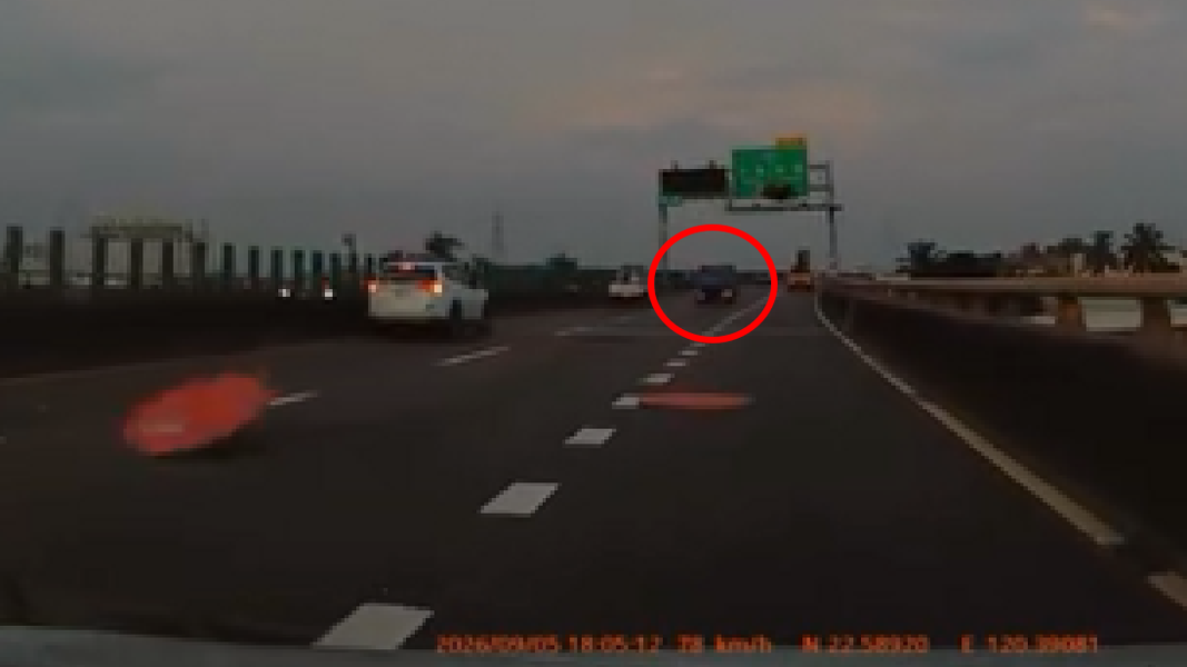 駕駛目擊在台88快速道路一輛小貨車載運多張紅色圓桌,有三張接連掉落車道。(圖/翻攝 threads@yixin2523)