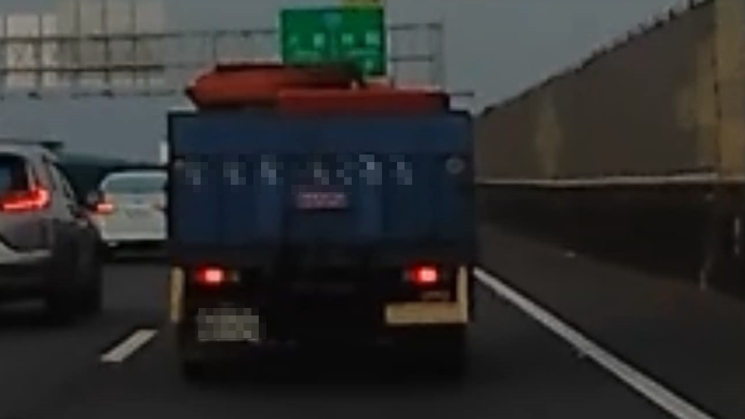 小貨車載運辦桌用的圓桌,完全沒有以綁繩固定。(圖/翻攝 threads@yixin2523)