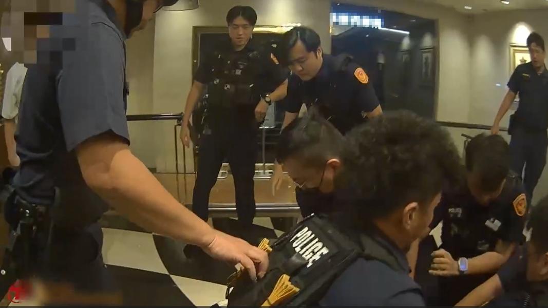 男子與兒起衝突,警到場情緒激動,遭壓制管束。(圖/警方提供)