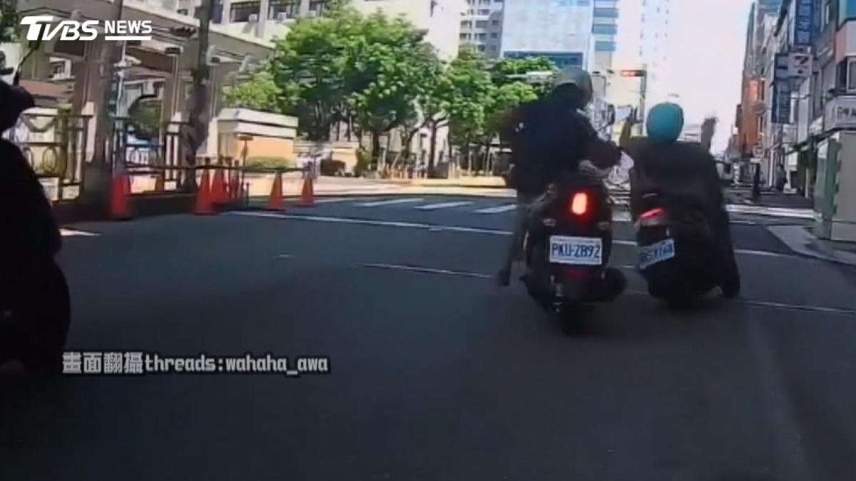 台中2離譜車禍!男騎士逆向蛇行闖紅燈自撞 女騎士「伸手入袋」追撞