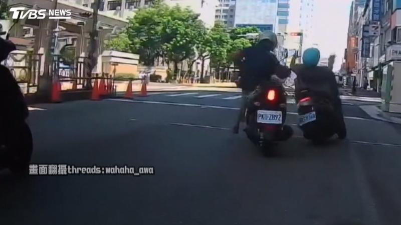 台中2離譜車禍!男騎士逆向蛇行闖紅燈自撞 女騎士「伸手入袋」追撞(圖/TVBS)