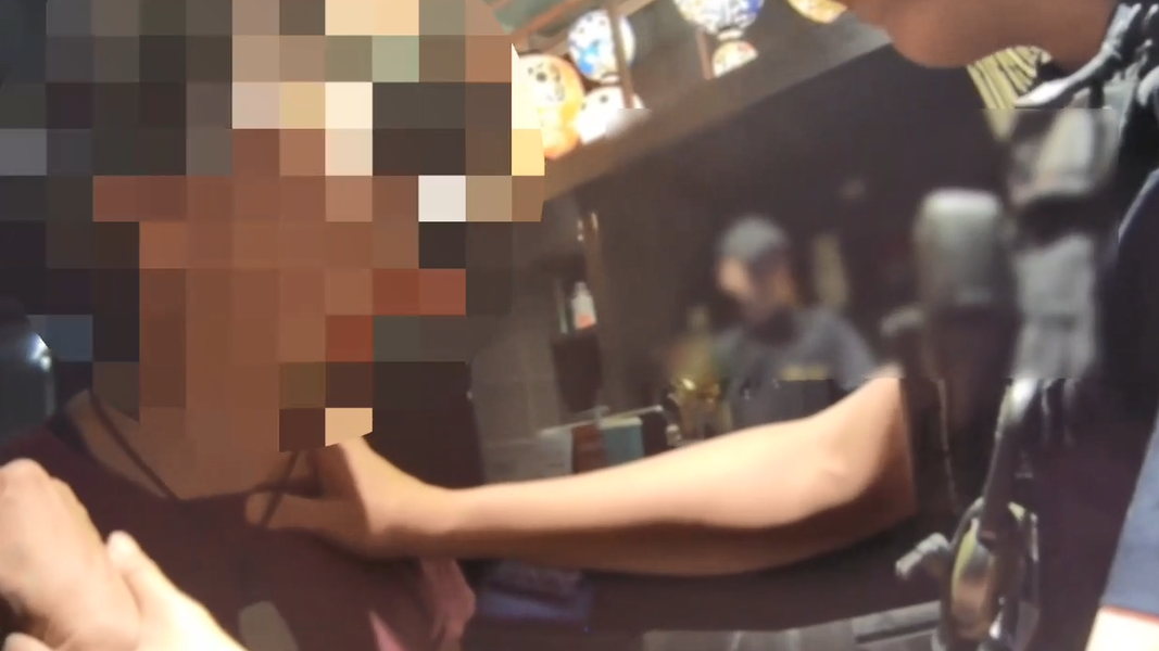鍾姓女護理師在警方到場後,誣指員警動粗,還飆罵國罵辱警。(圖/TVBS)