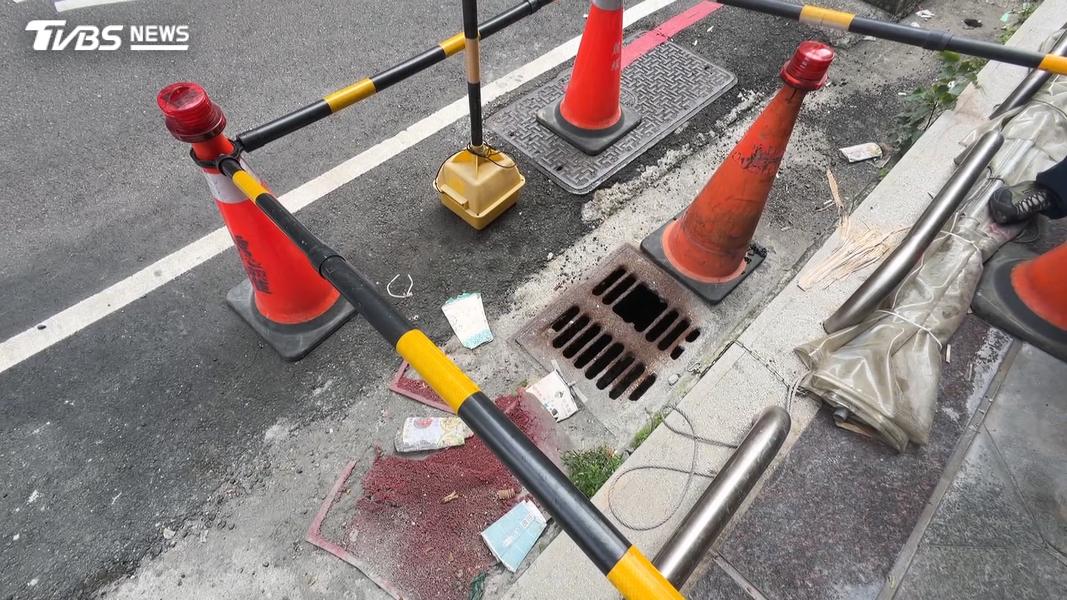 水溝蓋破洞成隱形殺手!她一腳踩空「滿腿是血」路人嚇壞(圖/TVBS)
