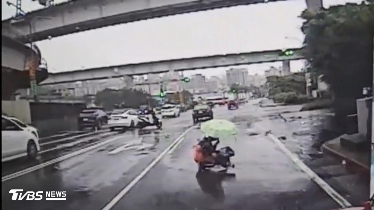 桃園70歲玉蘭花阿嬤穿越馬路!下秒遭騎士撞上 2人重摔在地