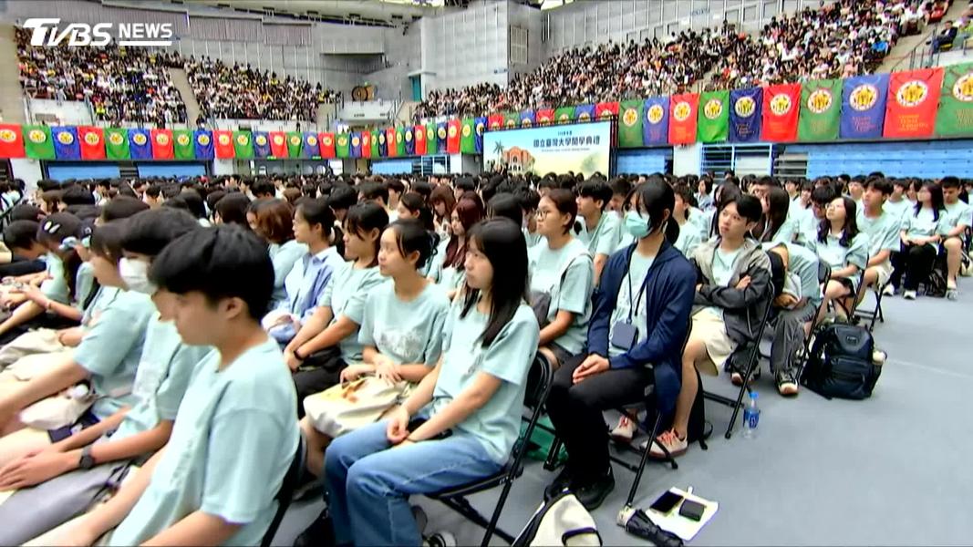 臺灣大學於開學前一天舉辦開學典禮。(圖/TVBS)