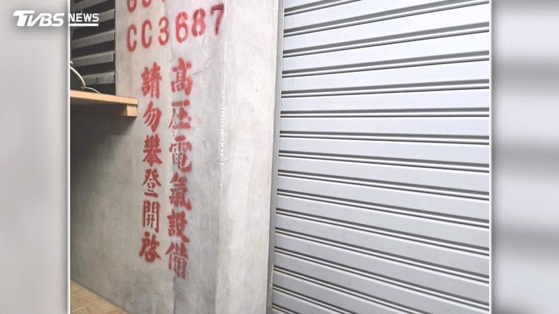 台中變電箱困銀樓內 業者嘆「申請移走遭鄰擋」曾漏水漏電憂爆炸。(圖/TVBS)