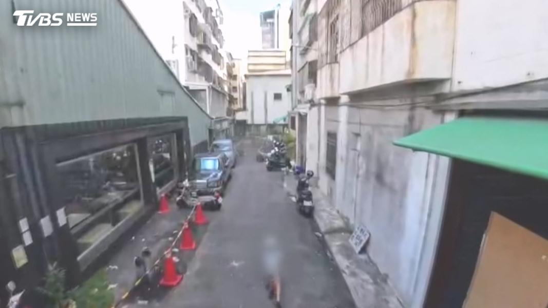 台中變電箱困銀樓內 業者嘆「申請移走遭鄰擋」曾漏水漏電憂爆炸。(圖/TVBS)