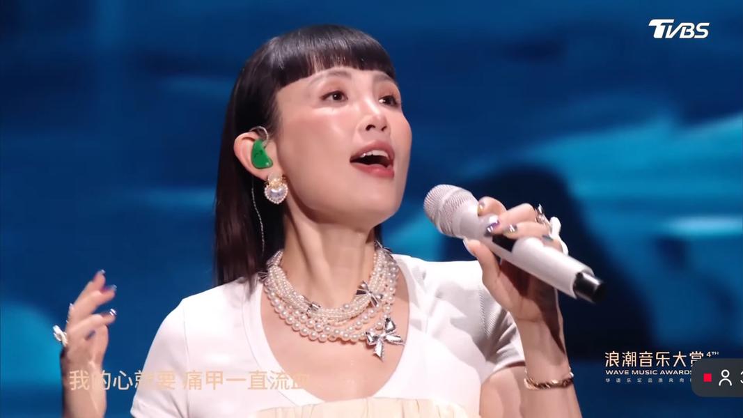 魏如萱演唱6分鐘組曲。(圖/翻攝自騰訊浪潮音樂大賞)