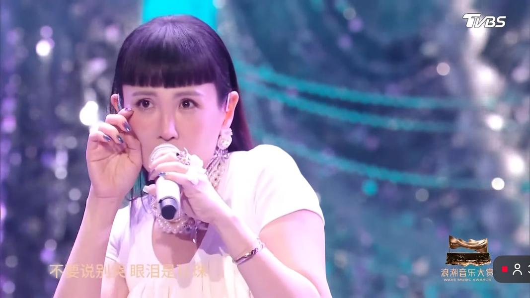魏如萱擔任「浪潮引言人」,帶來〈彼個所在〉、〈飛鳥〉、〈怪奇的珍珠〉等6分鐘組曲。(圖/翻攝自騰訊浪潮音樂大賞)