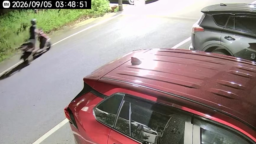 害怕機車引擎聲吵醒住戶,竊賊乾脆坐在機車上滑行,用腳「嚕」到民宅前搬運贓物。(圖/Threads eee_27890授權)