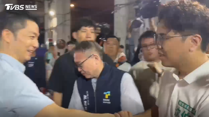 蔣萬安-沈伯洋-台北市計程車駕駛員職業工會-中元普渡聯歡晚會-蔣萬安沈伯洋-蔣萬安沈伯洋握手-紅憲改黃線-敬老愛心卡補助-好孕專車-台北市長選戰