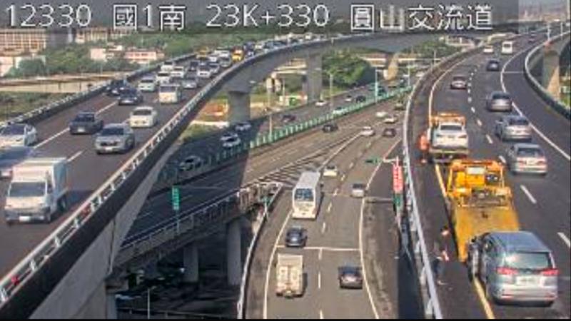 國道1號南下圓山段2輛自小客車發生追撞事故。(圖/翻攝自高公局即時路況)