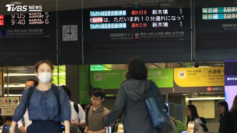 豪雨衝擊東京交通,JR東日本宣布山手線等幹線減班2至3成。(圖/達志影像美聯社)