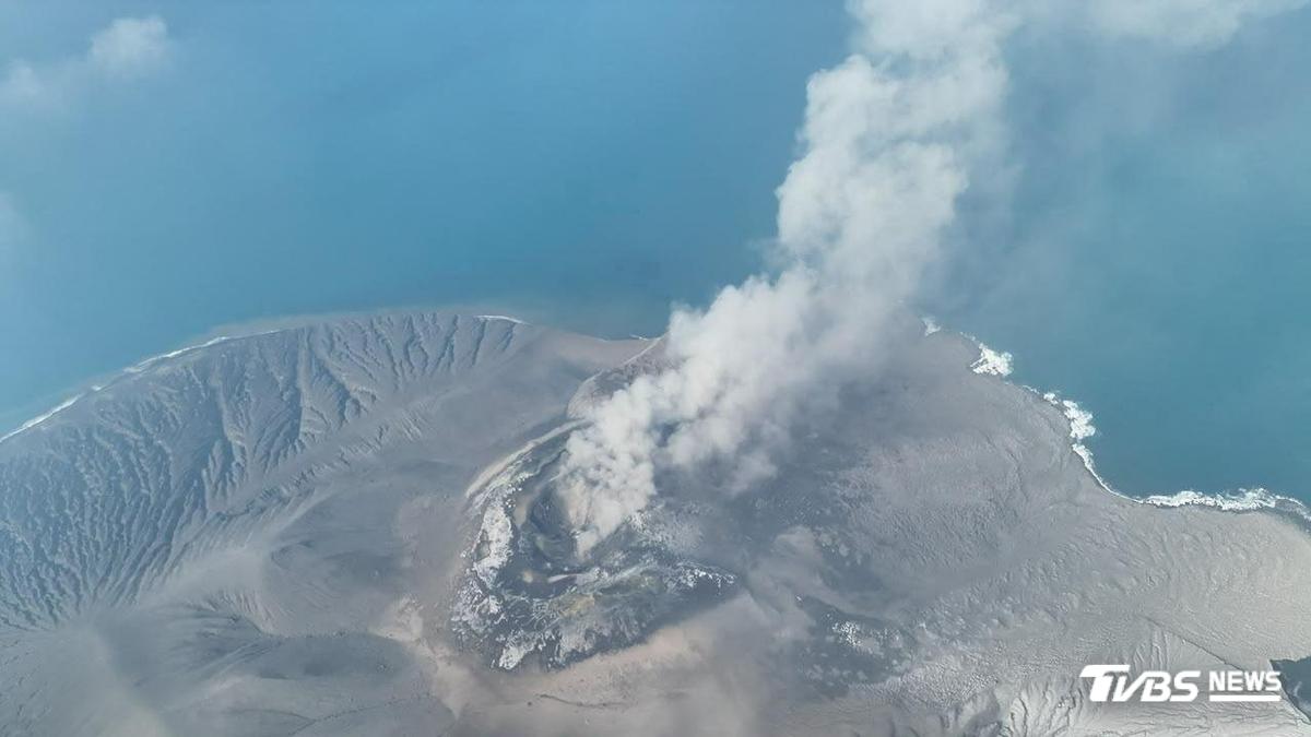 火山灰直竄1.5萬公尺!印尼8座機場關 17萬名旅客被影響
