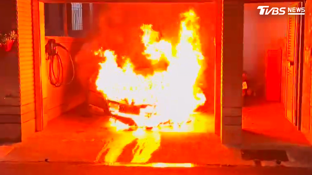 台南透天厝車庫驚傳爆炸!轎車「引擎自燃」猛烈火光 2人及時逃出(圖/TVBS)
