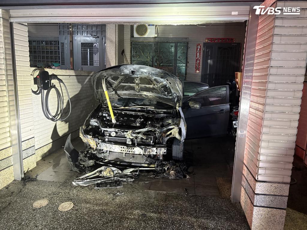 警消約3分鐘就將火勢撲滅,並未延燒到住宅其他區域,所幸這場火警未造成任何人員傷亡,僅車輛受損(圖/TVBS)