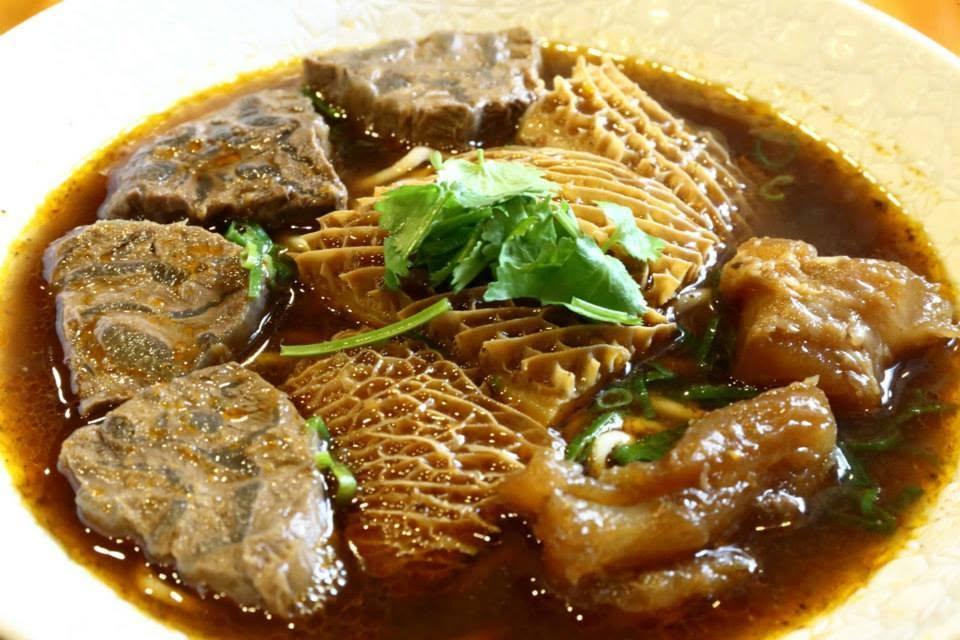 半筋半肉很大碗，湯頭濃郁。（圖／翻攝自臉書＠牛耳精緻麵館）