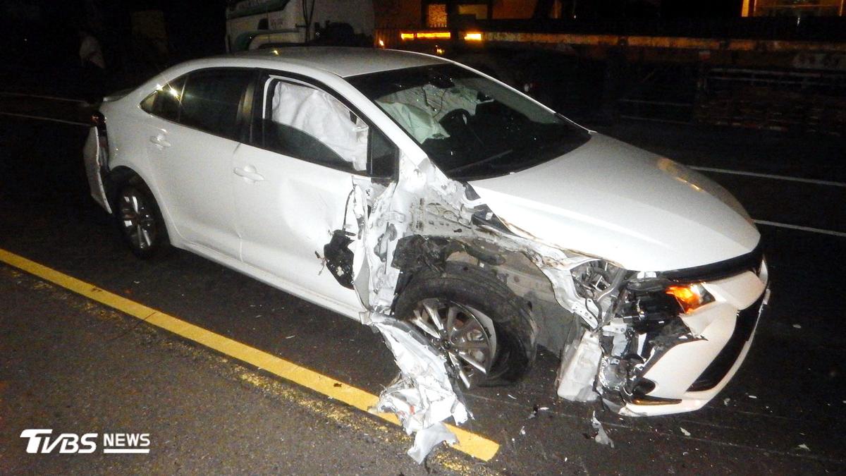 台中轎車高速衝撞聯結車「右車頭全毀」 駕駛神智不清被抓包毒駕