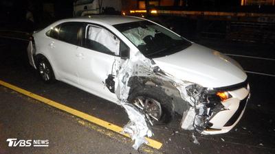 台中轎車高速衝撞聯結車「右車頭全毀」 駕駛神智不清被抓包毒駕