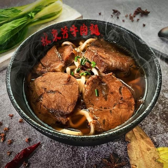 牛大骨與獨家中藥材藥膳原汁高湯，溫潤甘甜而不油膩。（圖／ 翻攝自MOMO商店官網）