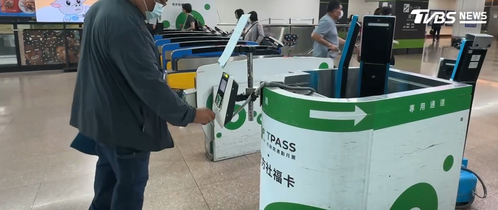 台鐵新左營站長表示,民眾搭錯車時可以請求站務人員協助,到售票窗口會給予適當協助,協助更換合適的車次(圖/TVBS)