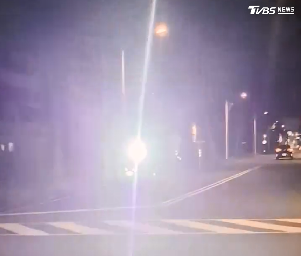 開特斯拉被嫌燈太亮？騎士「爆閃手電筒報復」警：最重罰3.6萬（圖／翻攝 threads@cypachinko）