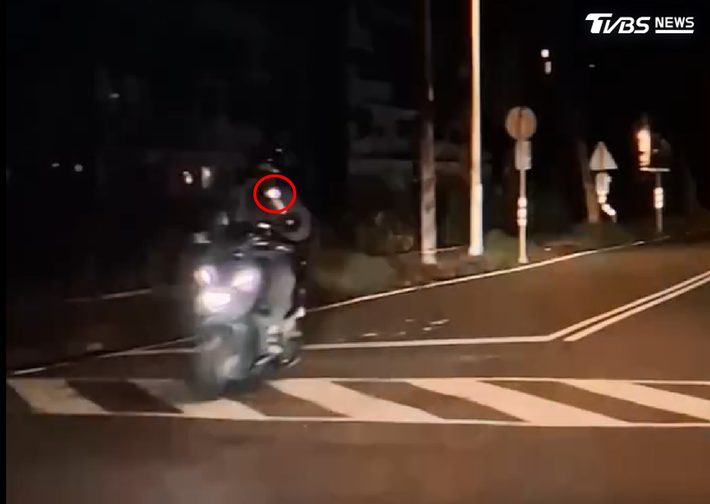 開特斯拉被嫌燈太亮？騎士「爆閃手電筒報復」警：最重罰3.6萬（圖／翻攝 threads@cypachinko）