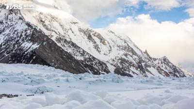 全球暖化敲警鐘?新疆慕士塔格峰冰川雪崩 數百公尺雪牆狂瀉