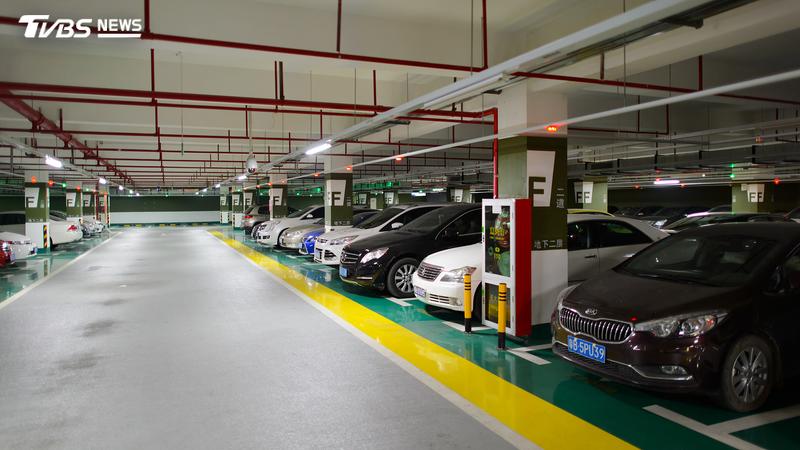 民眾在停車場發現信用卡及現金。(示意圖/Shutterstock達志影像)