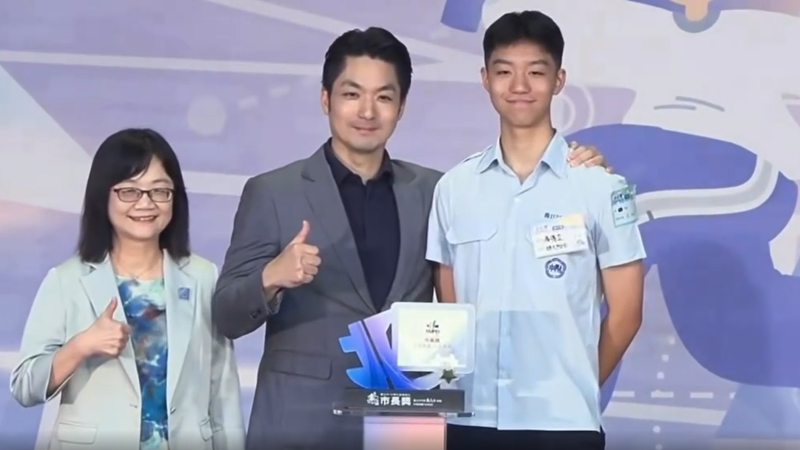 蔣得立6月獲頒市長獎,師大附中校長廖純英(左)與台北市長蔣萬安(中)同台頒獎。(圖/翻攝自Threads)