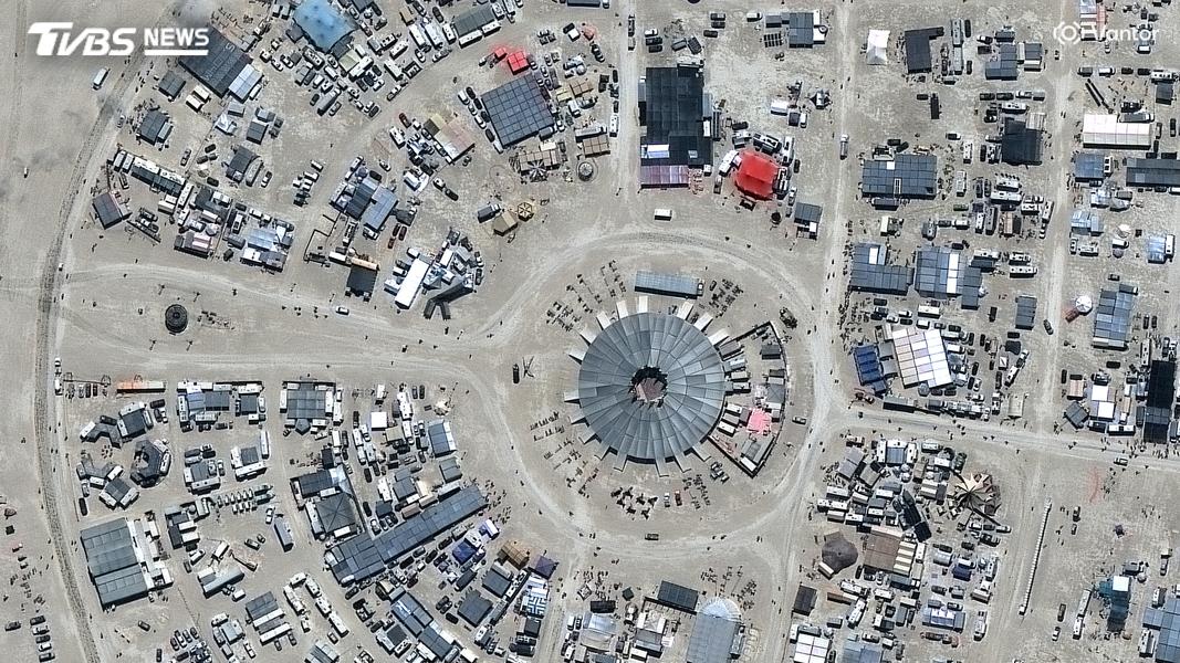 會場中最具話題性的成人設施「狂歡圓頂」(Orgy Dome)性愛帳篷,仍持續吸引不少人前來朝聖。(圖/達志影像路透社)
