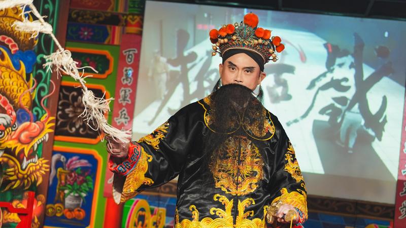 賴瑞隆上妝扮仙談文化政策,抨擊柯志恩刪除文化預算。(圖/賴瑞隆辦公室提供)