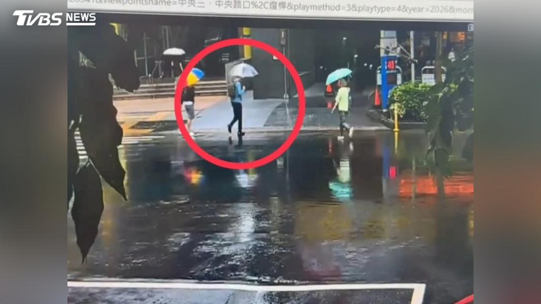 張俊傑身影被監視器拍下。(圖/TVBS)