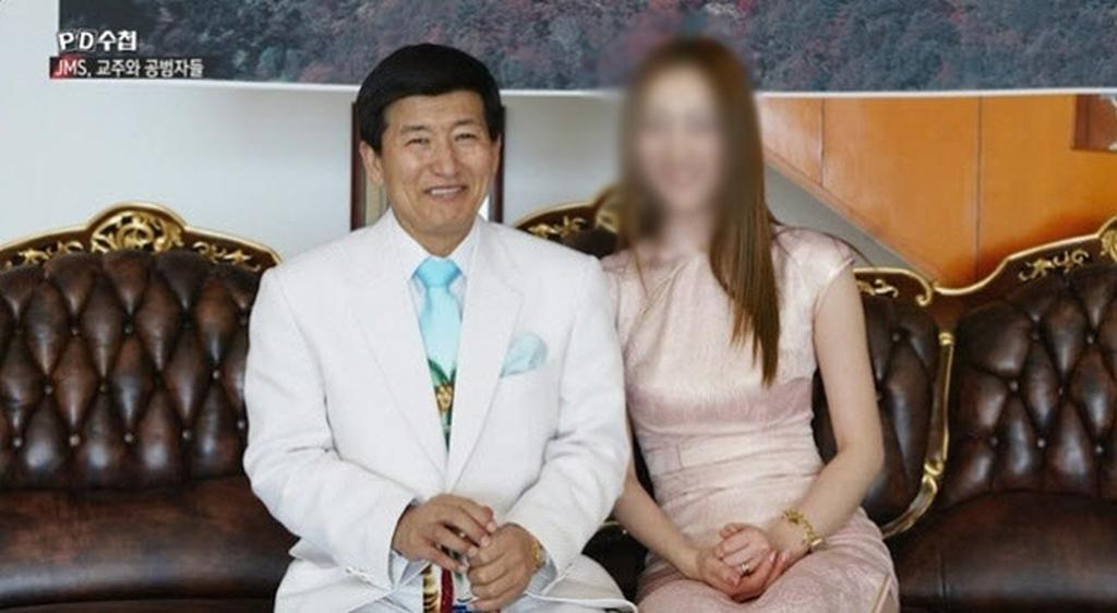 鄭明錫和二號人物金智善(圖/翻攝自韓聯社)