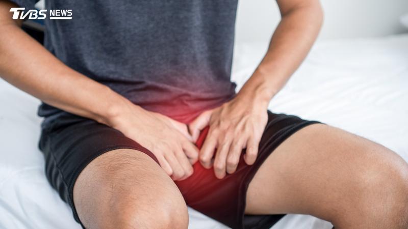 女友幫忙擠背部痘痘,未料幾週後男子的下體竟淪陷。(圖/Shutterstock達志影像)