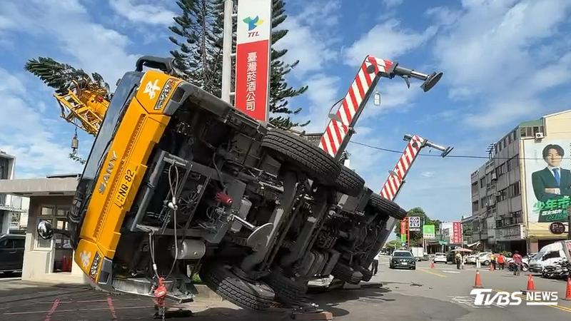 彰化市驚傳大吊車塌陷側翻意外。(圖/民眾提供)