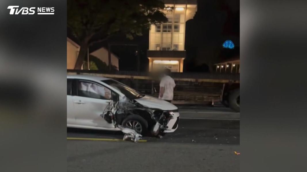 台中男駕車闖紅燈猛撞聯結車,快篩呈毒品陽性「走路搖晃腿軟」。(圖/民眾提供)