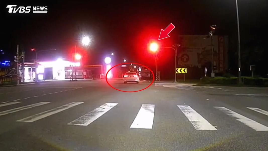 台中男駕車闖紅燈猛撞聯結車,快篩呈毒品陽性「走路搖晃腿軟」。(圖/民眾提供)