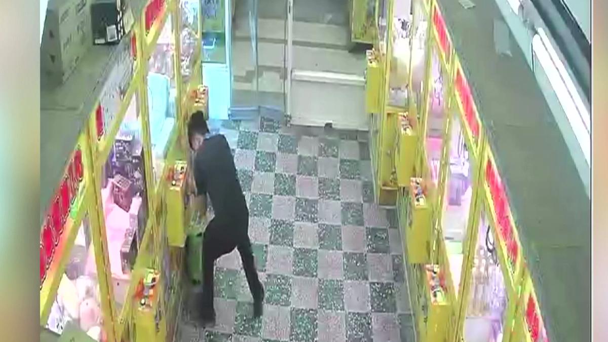 娃娃機台遭秒開錢箱!3男涉偷走硬幣再搭霸王車 警跨縣市逮人