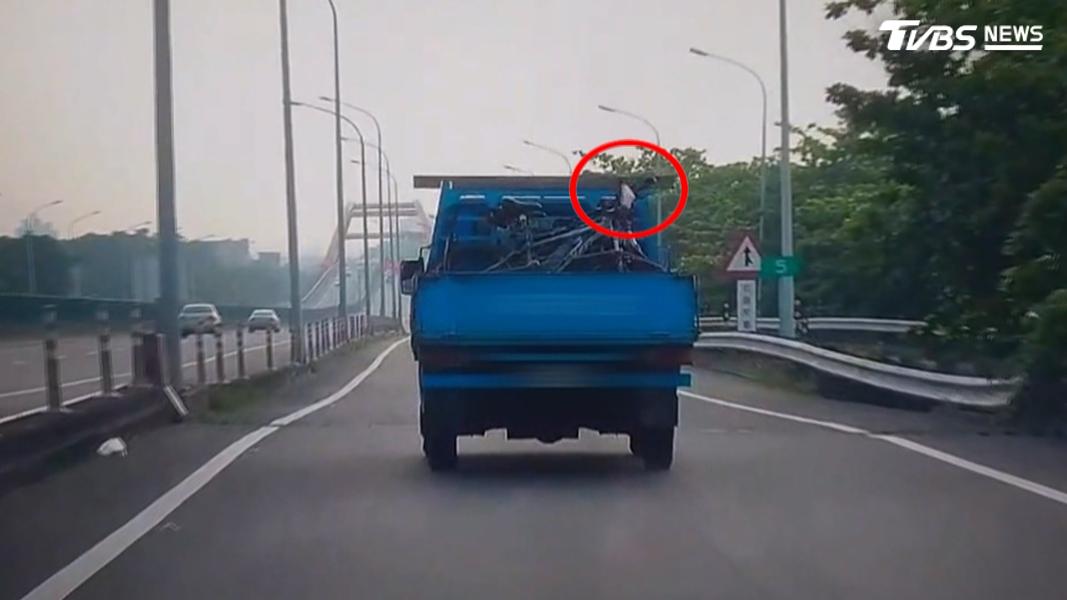 杜先生後車斗載運的腳踏車手把上吊掛著一個口罩,被強風吹落遭後車檢舉收到1萬2000元罰單。(圖/TVBS)