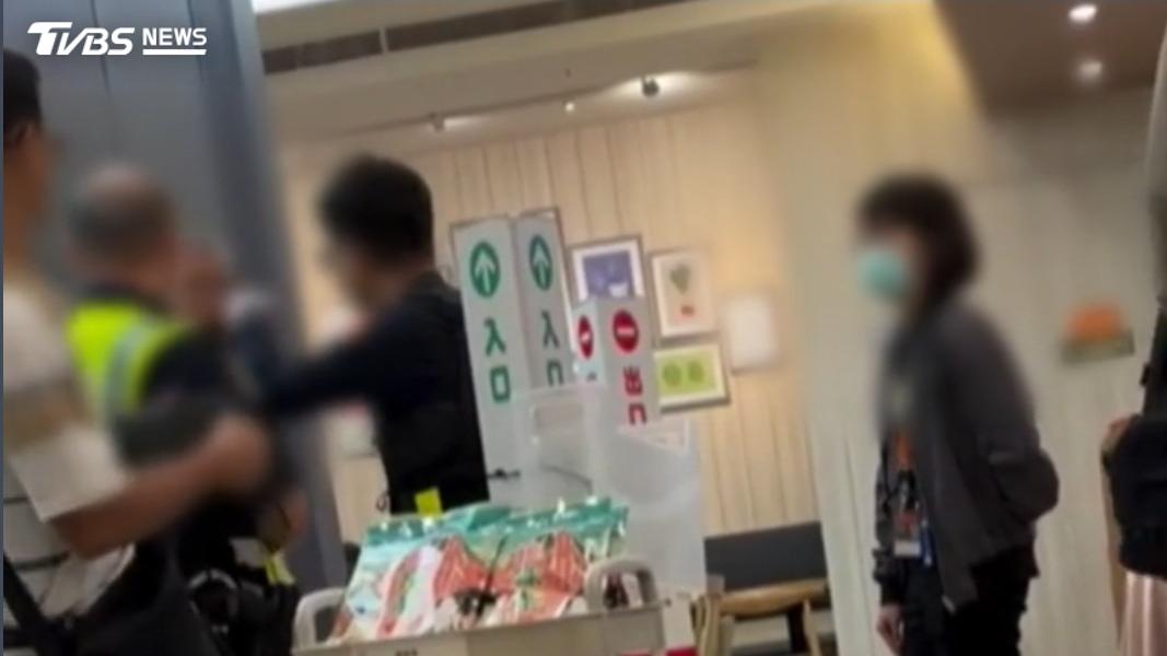 男子辱罵店員後,連處理糾紛的員警,也遭嗆聲。(圖/ Threads@sjanege提供)
