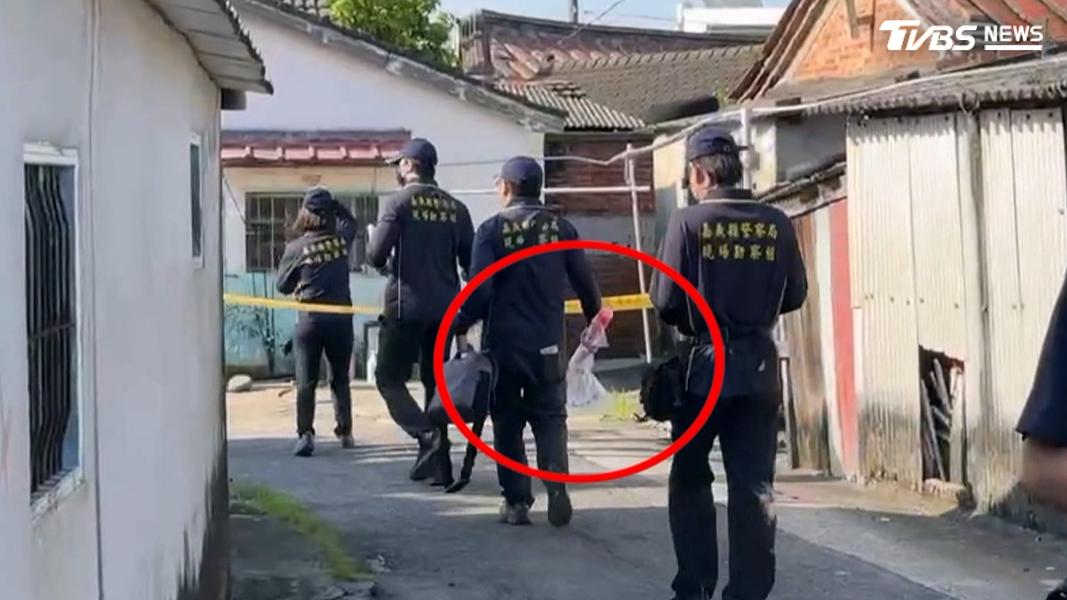 警方將兩名嫌犯帶到侯姓上兵住家附近進行現場還原,連同行凶的球棒也帶到現場。(圖/TVBS)