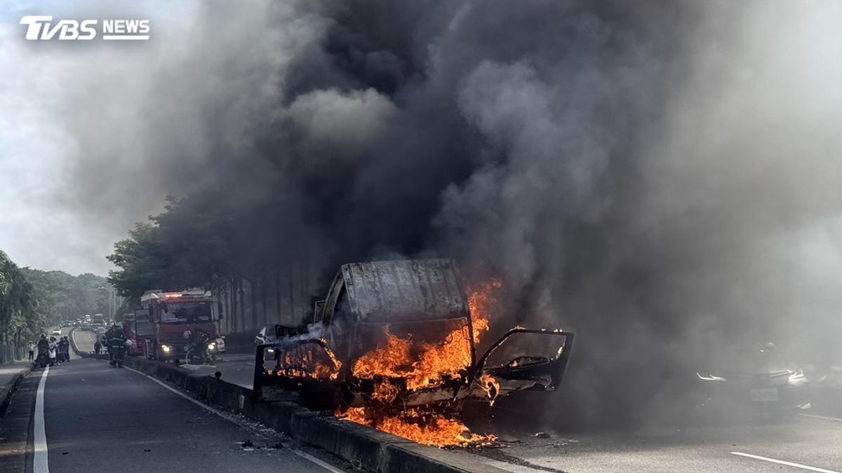 驚險!台74甲線貨車「燒成火球」黑煙狂竄 駕駛跳車逃命