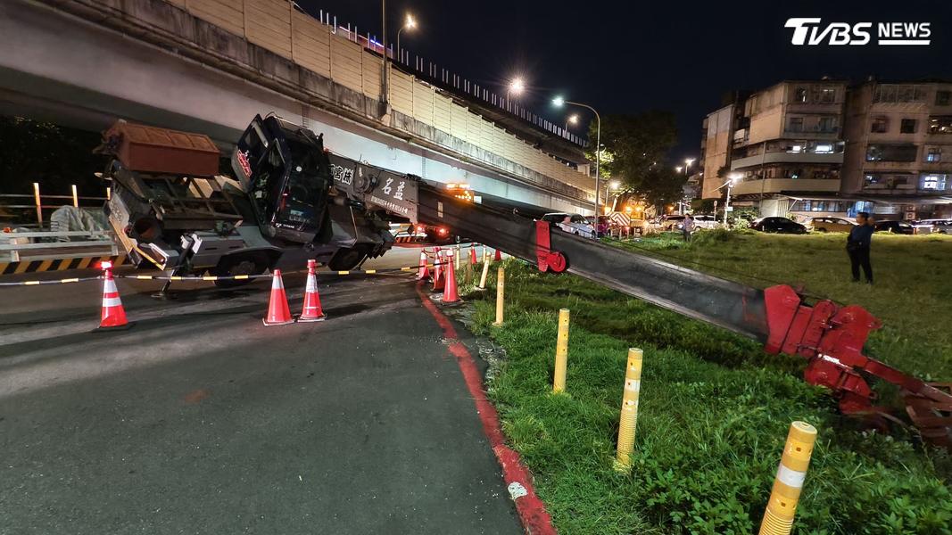 台北市萬華區環河南路二段250巷內,昨(7)日晚間10時許發生大型吊車翻覆意外。(圖/陳冠宇攝)