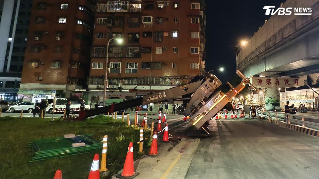 疑因吊車駕駛操作不當,導致大型吊車意外傾倒。(圖/陳冠宇攝)