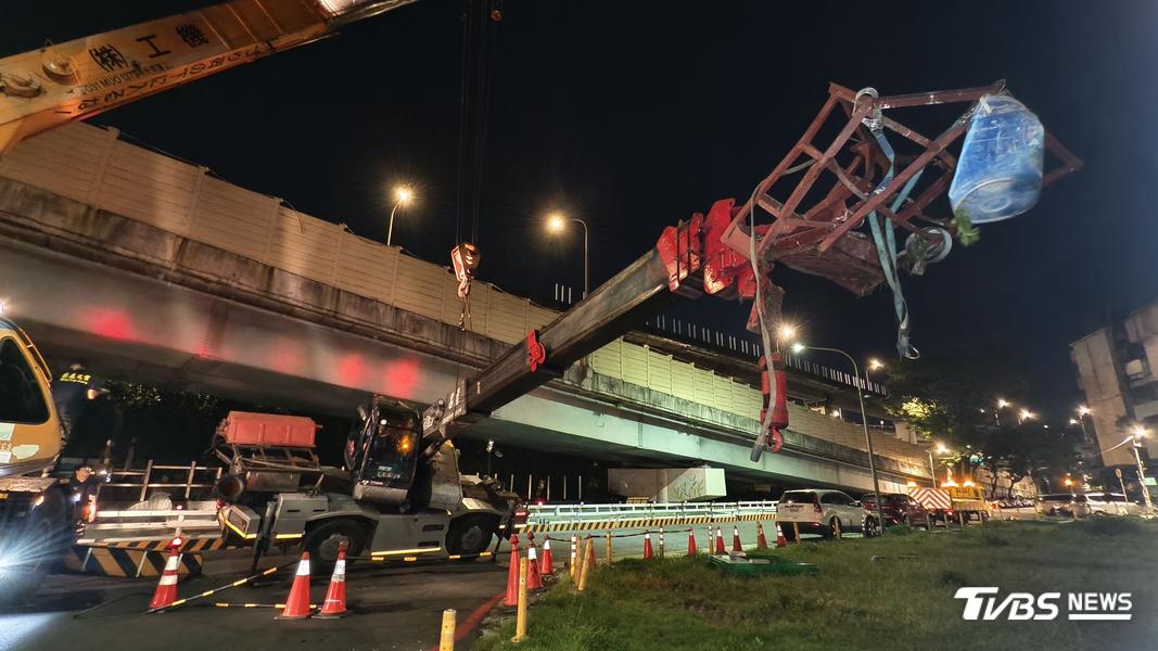 警方通知大型吊車將傾倒之吊車吊起。(圖/陳冠宇攝)