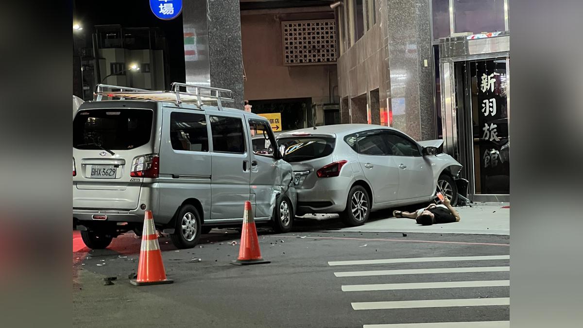 深夜路口猛撞!轎車失控衝旅館2人傷