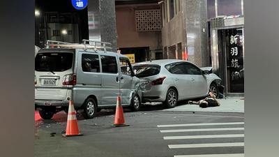 深夜路口驚悚碰撞!轎車疑未停等「直衝撞車」 失控再撞旅館柱