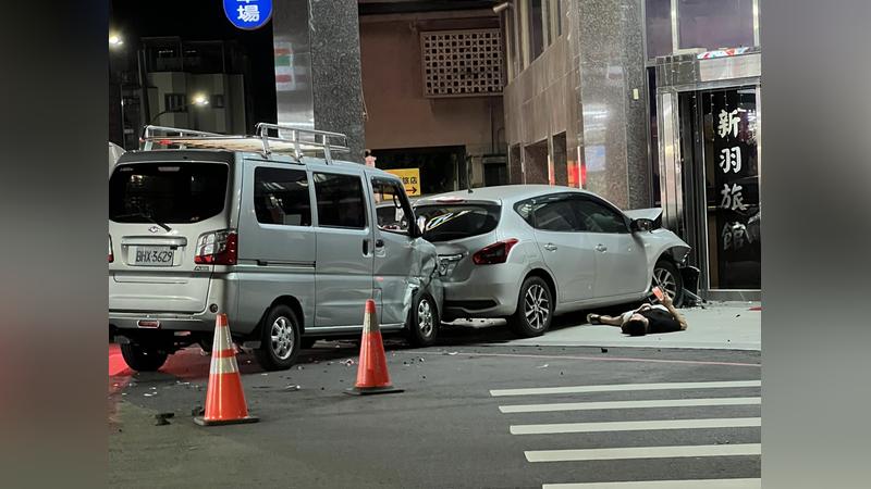 深夜路口驚悚碰撞!肇事駕駛躺地上。(圖/民眾提供)